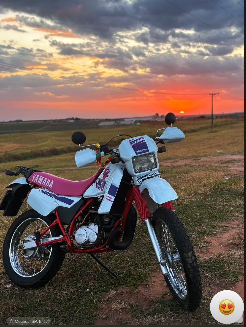 Yamaha DT 200 1991 rosa e branca reformada ao pôr do sol